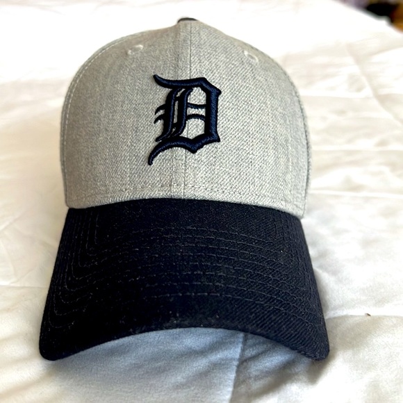 New Era Detroit Tigers dad hat. Gray with blue brim and lettering - Picture 4 of 7